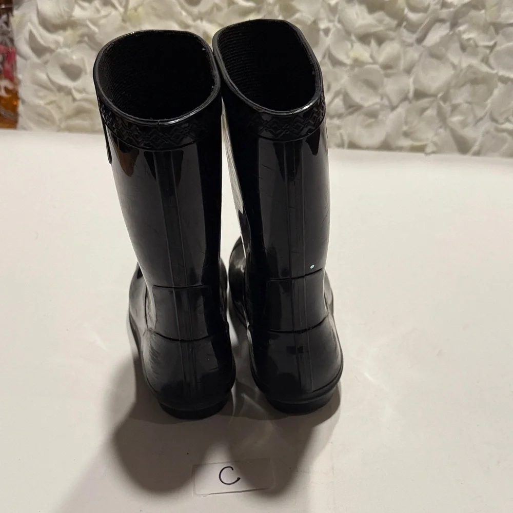 UGG sleek glossy